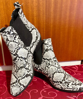 Kotníčkové boty s hadím vzorem, zn. Esmara, vel. 40