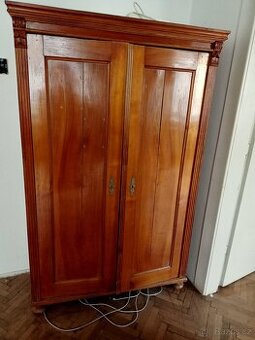 Starožitná skříň