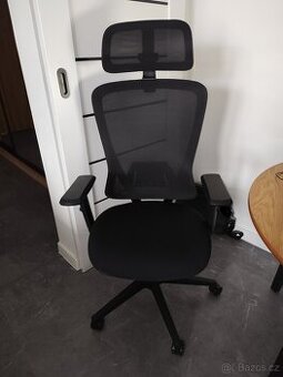 Černá kancelářská židle