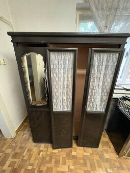 Starožitný nábytek - skříň, příborník, stůl, skříňky