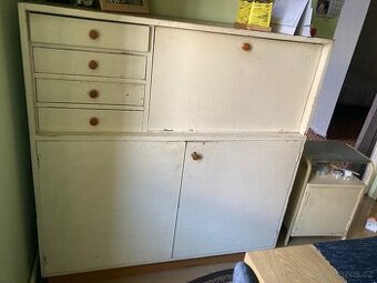 Dobová kuchyňská kredenc