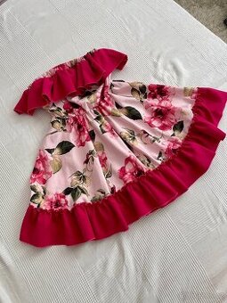 Krásné růžové krátké dámské šaty bez ramínek s květinami