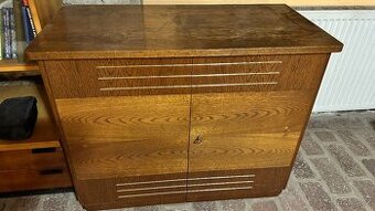 Skříňkový šicí stroj