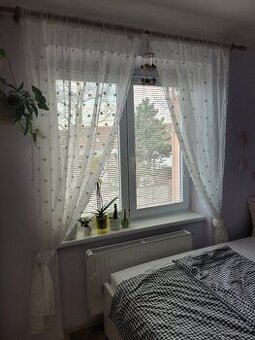 Dvě bílé záclony s nadýchanými puntíky zn. Sinsay