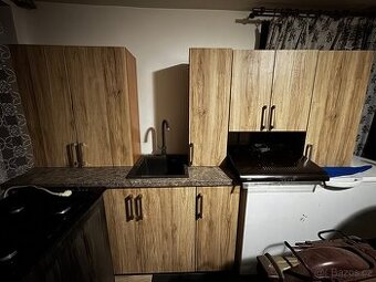 Kuchyňská linka – moderní dekor dub