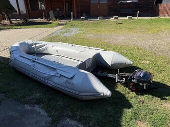sportovní člun s motorem
