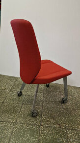úplně nové konferenční židle na kolečkách. Barva červena -