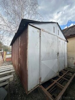 Plechová garáž