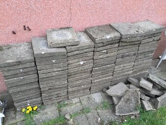 Starší dlažba za odvoz