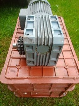 El.motor s převodovkou - 1
