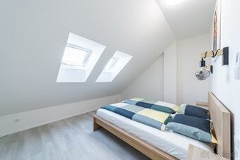 Стильна 2kk квартира в центрі Праги з балконом (Žižkov).