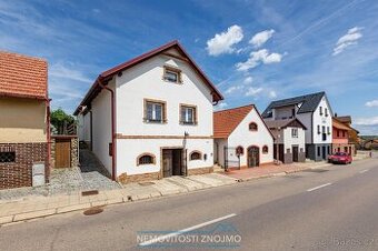 Apartmánový dům s lisovnou, vinným sklepem, venkovní pergolo