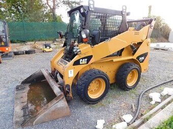 Smykový nakladač CAT 242 B