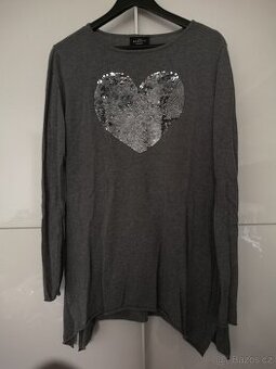 Šedý delší svetřík / halenka glitrové srdce