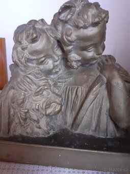 Starožitna  soška dvě postavy  dětí, smějíci  hoch