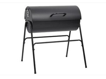 Venkovní gril na dřevěné uhlí.