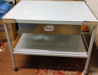 Stůl kovový 75x62x52