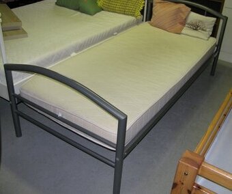 Kovová postel s roštem a matrací