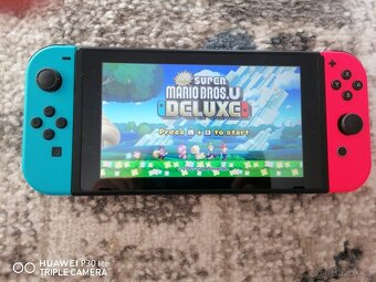 Nintendo Switch 32GB s ovládači