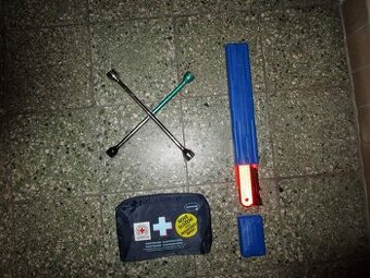 Výbava os. vozidla klíč na kola, lékánička, apod.