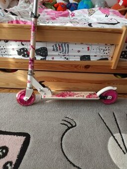 Koloběžka se svítícími kolečky