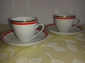 2 kávové hrnečky s červeným proužkem