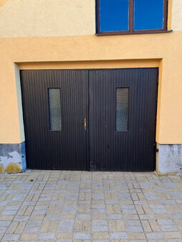 Garážová vrata a interierové dveře.