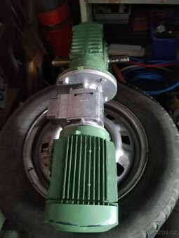 Prodám motor s převodovkou