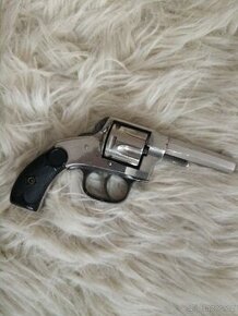Historický revolver 1885