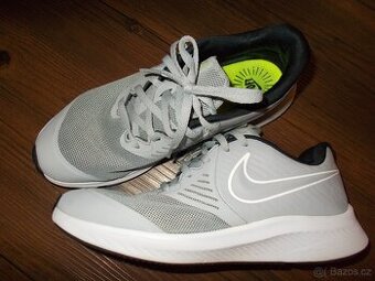 ODLEHČENÉ TENISKY NIKE V.38 TOP STAV
