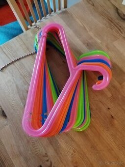 nové ramínka 16 ks, barevné 34 cm