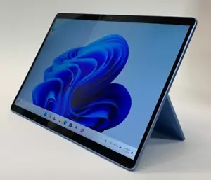 Microsoft Surface Pro 9 i7 / 16 GB / 256+ GB SSD - 1