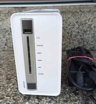 NAS QNAP TS-212 + 2x 1TB HDD+ 2 licence na IP kamery funkční