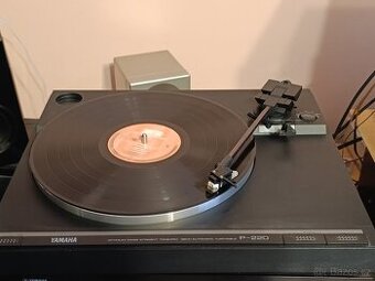 Gramofon Yamaha  P-220