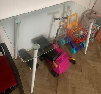 Nový nepoužitý jídelní stůl