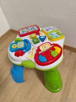 Veselý mluvící hrací stoleček