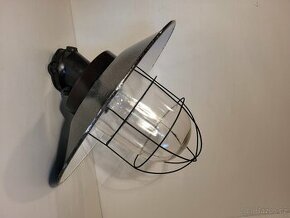 1 x velká bakelitová lampa s mřížkou, smalt širm, až 3 ks