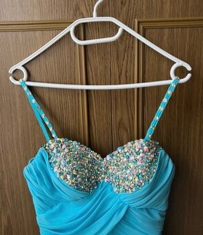 Krásné plesove šaty