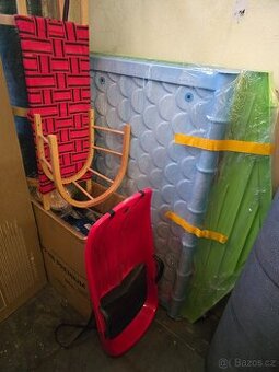 Prodám sáňky s ohrádkou a boby