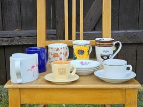 Různé hrnky a podšálky