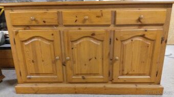 Komoda z masívu šuplatová