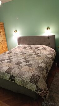 Manželská postel. Rozměr: 180 x 200 cm.