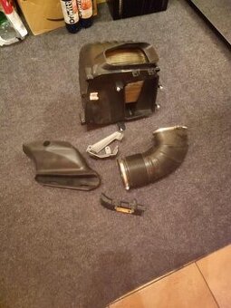 Mercedes-Benz GLA 45s AMG filtr box s hadicí a plasty