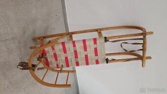 Dřevěné sáňky s ohrádkou