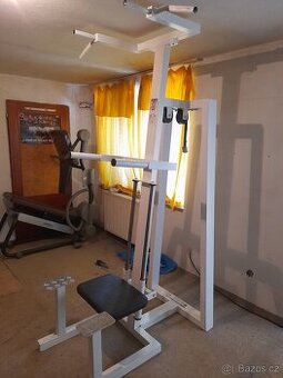 Posilovací stroj shyby z dopomocí KWK