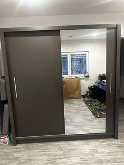 Šatní skříň šedá se zrcadlem