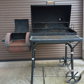 Gril lokomotiva BBQ s udírnou, ocelový na kolečkách