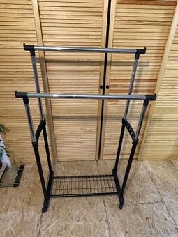 Němý sluha - stojan na oblečení