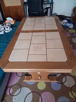 Polohovací jídelní stůl