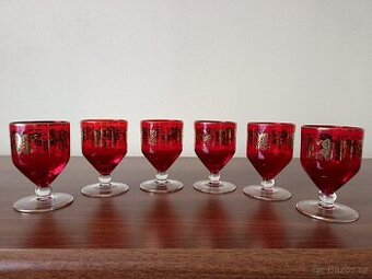 Rubínové sklenice se zlatým motivem